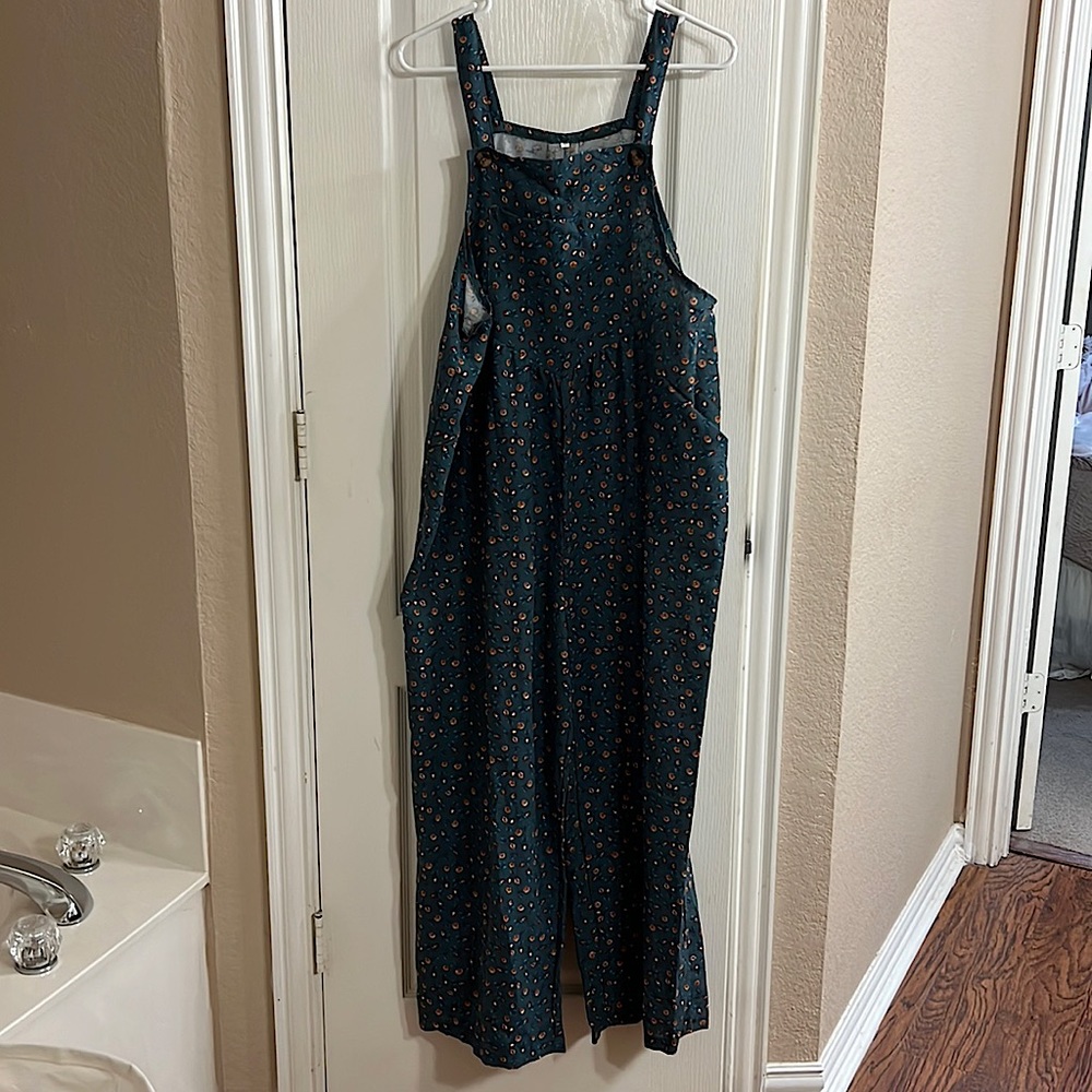 Adorable jumpsuit with pockets. Lightweight material and adjustable straps.